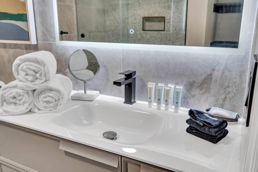 Luxurious Private Unit With Parking Apartment Miami Ngoại thất bức ảnh